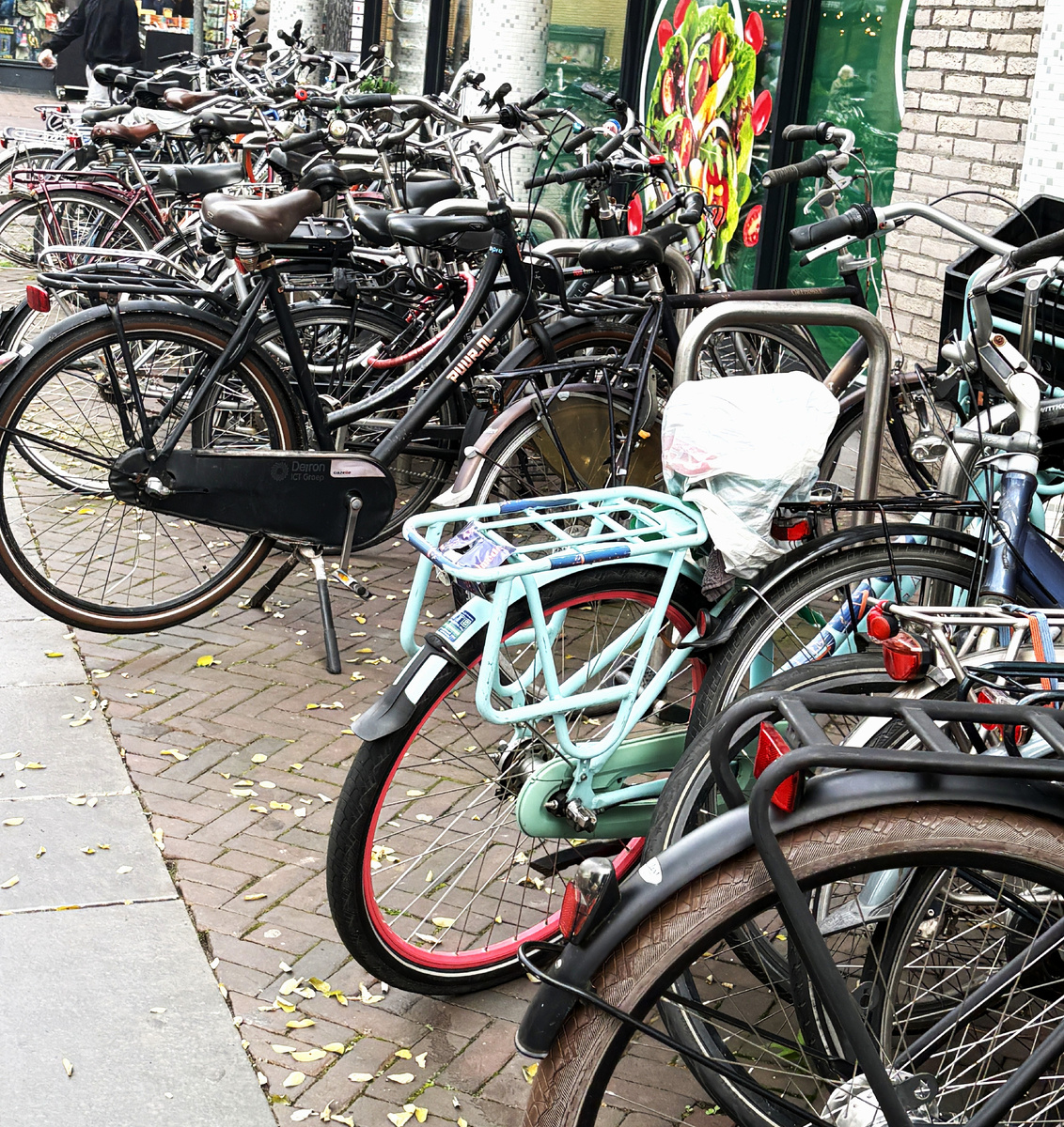 Велопарковка в центре Энсхеде. Фото моё.