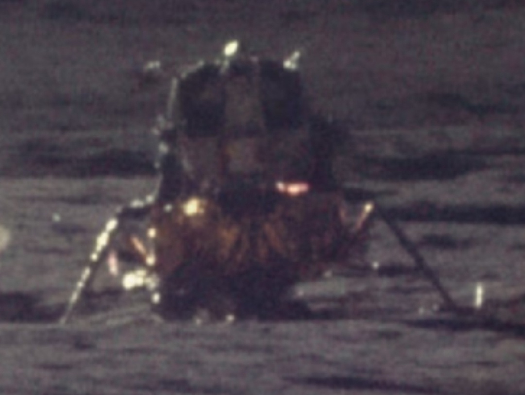 По мнению "Лунной программы" мы видим на картинке резкое изображение модуля.Без комментраиев.