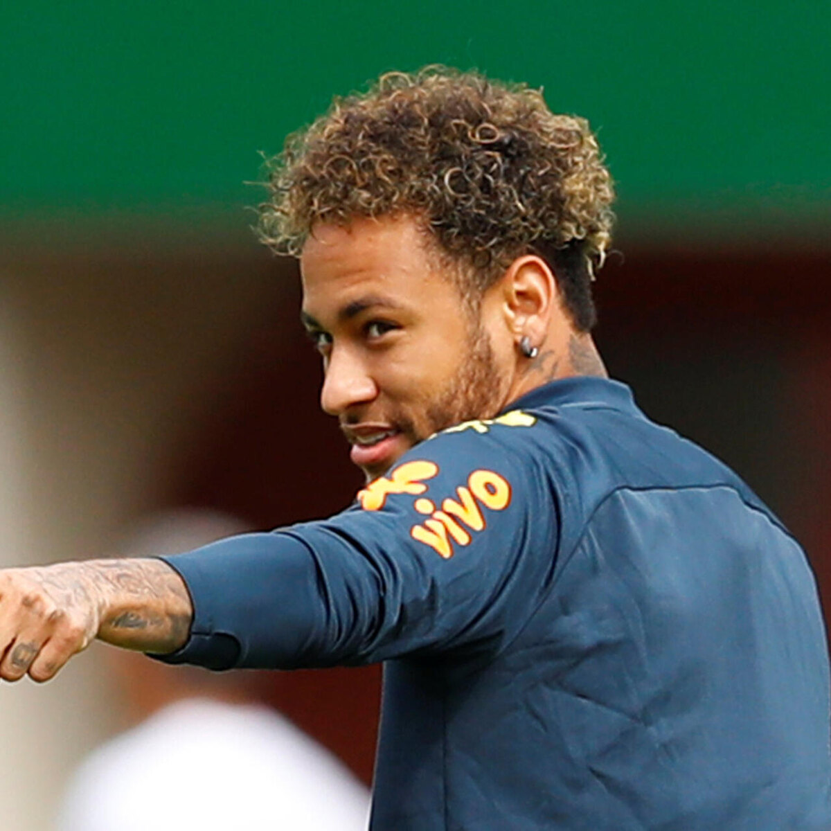 Неймар — это бразильский профессиональный футболист, выступающий на позиции нападающего. Он является одним из самых известных игроков современности, прославившимся благодаря своему мастерству, технике и игре за такие клубы, как «Барселона» и «Пари Сен-Жермен», а также за сборную Бразилии. 
Полное имя: Неймар да Силва Сантос Жуниор.
Позиция: Нападающий, атакующий полузащитник или левый вингер.
Основные клубы:
«Сантос»
«Барселона»
«Пари Сен-Жермен»
Достижения:
Олимпийский чемпион.
Победитель Лиги чемпионов УЕФА (с «Барселоной»).
Рекордсмен сборной Бразилии по количеству забитых мячей (на момент окончания поиска).
В 2017 году стал самым дорогим футболистом в истории, когда «ПСЖ» заплатил за него €222 миллиона. 