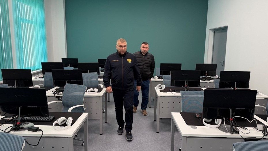    Глава ФТС России Валерий Пикалёв проверяет ремонт в петербургской академии. Автор фото: t.me/customs_rf