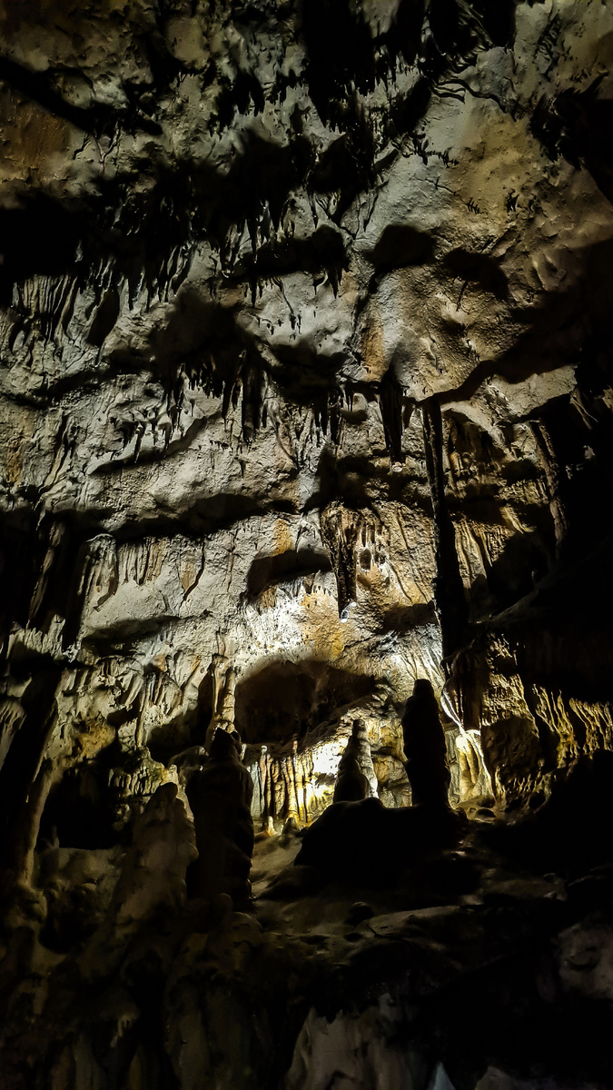 Свисающие сталактиты.