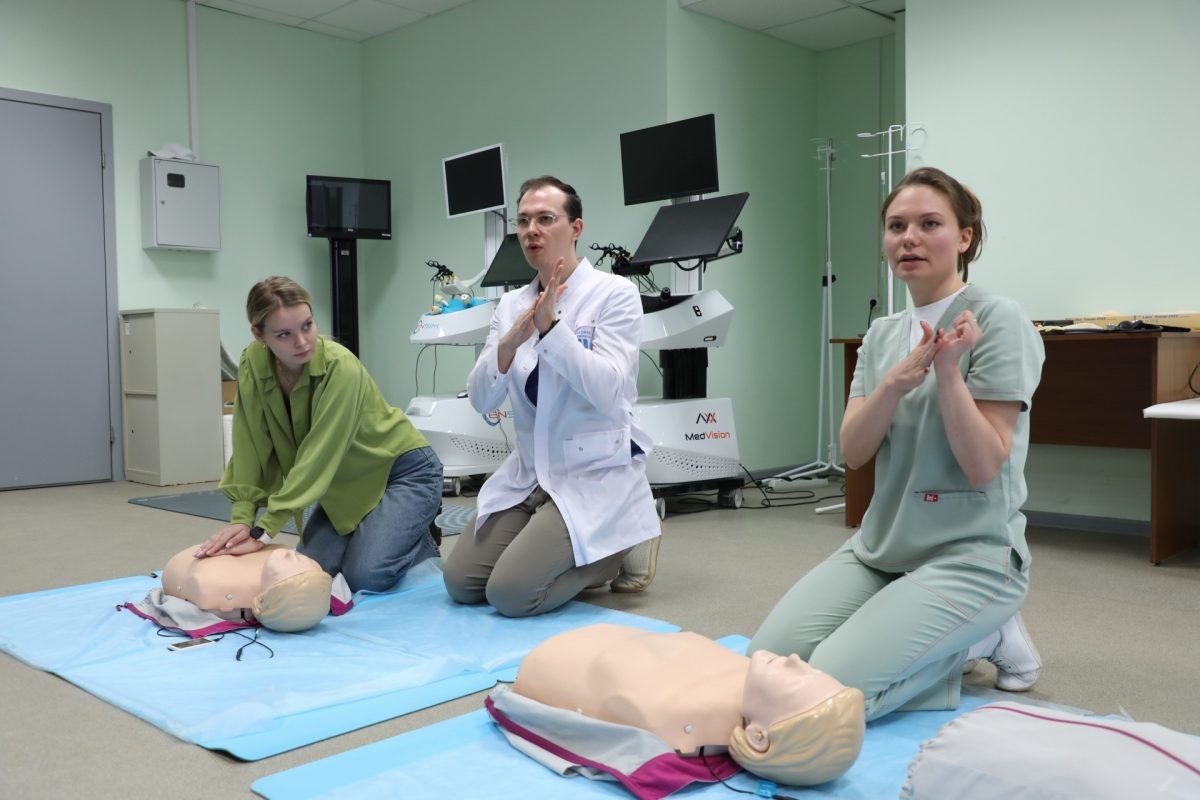    Слушателей обучают проведению сердечно-легочной реанимации как взрослому человеку, так и ребенку