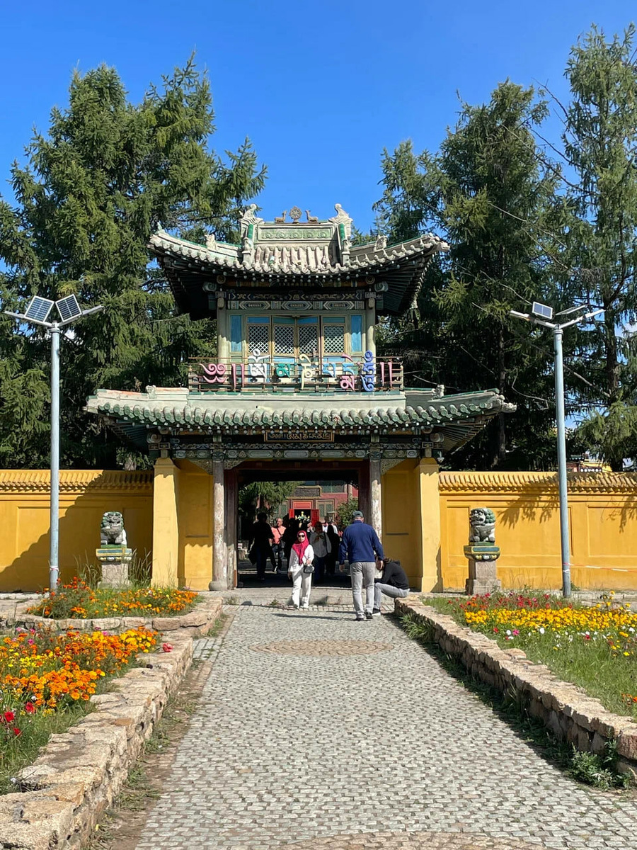 На входе, возле Святых ворот монастыря, вы увидите двух львов из камня, охраняющих вход. Фото: Михаил Алексеев / Яндекс Карты