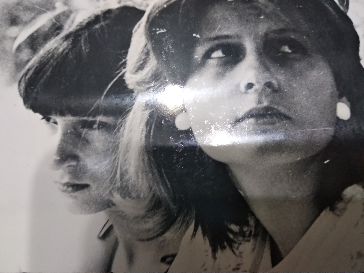 С лева моя сестренка