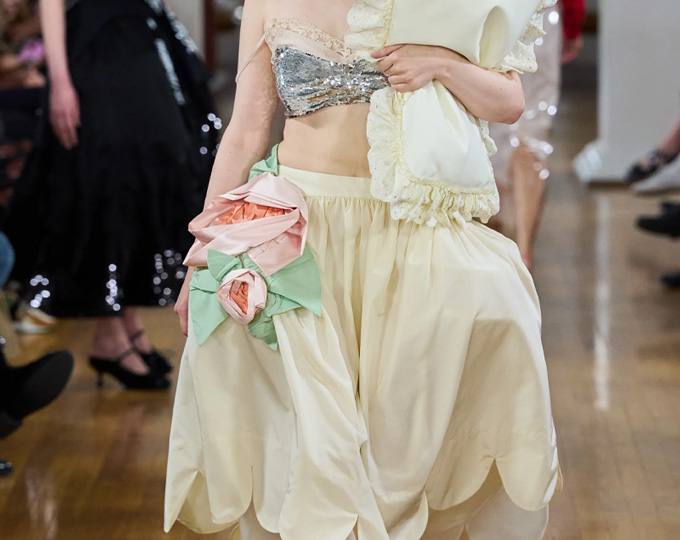 Лучшие образы с показа Simone Rocha весна/лето 2026