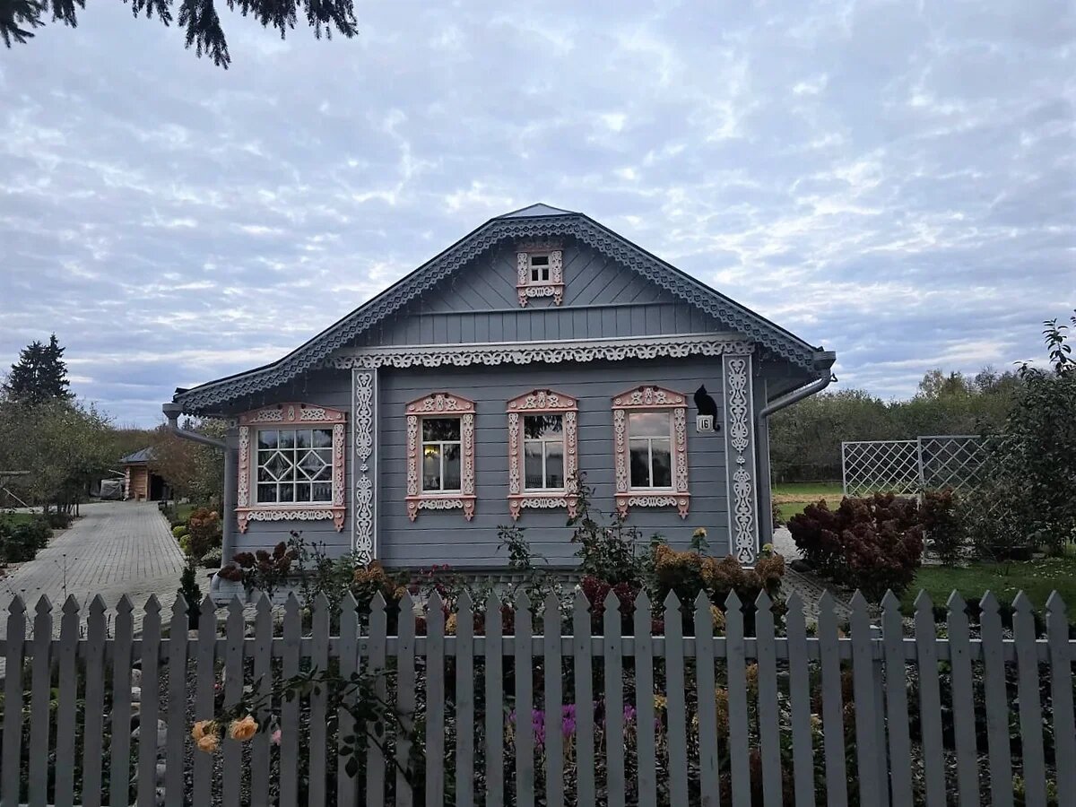    Дома в Суздале должны оставаться в первозданном виде. Даже наличники нельзя снять - только восстановить, либо приобрести еще более красивые. Фото: Наталья Соркина, для АТОР