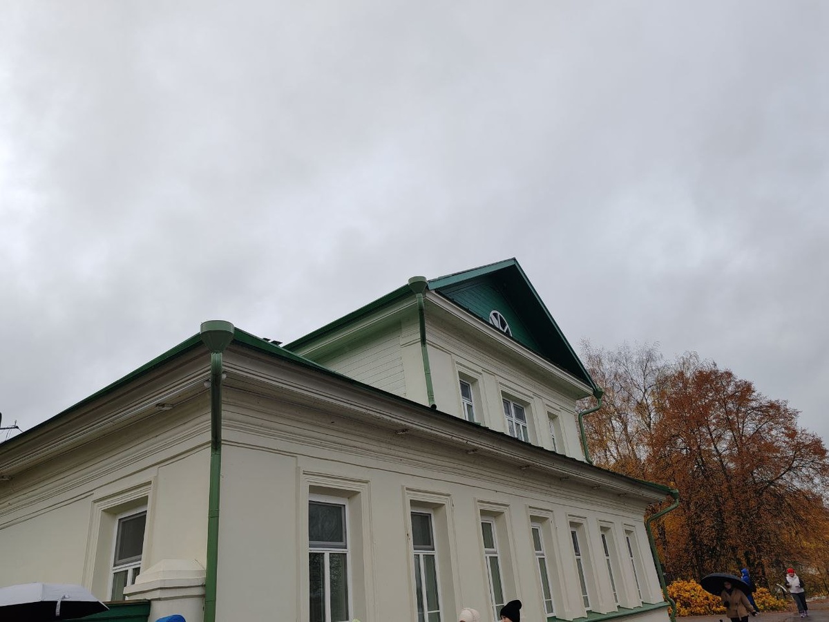 в мезонине этого дома проживали три художника, а сейчас здесь находится Дом-музей И.И. Левитана 