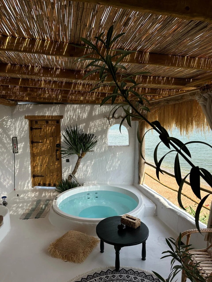 Просто посмотрите на эти фотографии из номера. Но его надо бронировать заранее — очередь на него на месяцы вперёд, несмотря на цены: аренда летом 15 000 рублей в сутки, а весной — 10 000. Фото: Moreya eco bungalow / Яндекс Путешествия