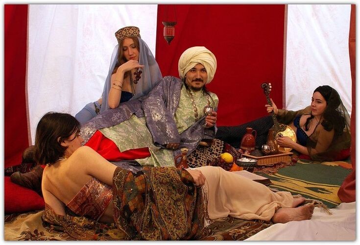 Восточный принц в своём гареме, фото из сети.