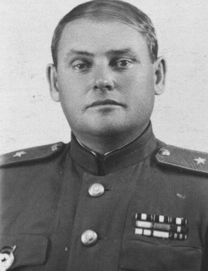 Необоснованно репрессирован до войны, воевать начал в 41-м капитаном, закончил в 45-м - гвардии генерал-майором