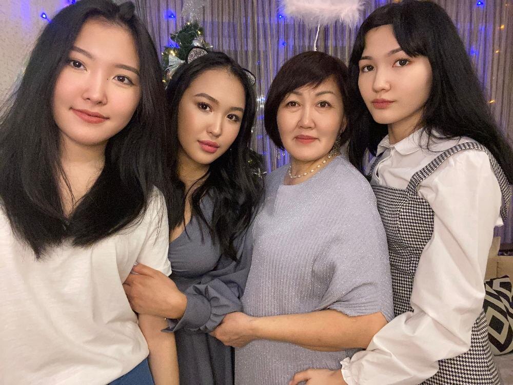 С мамой Марианной Николаевной и сестрами. Фото из архива С. Слепцовой