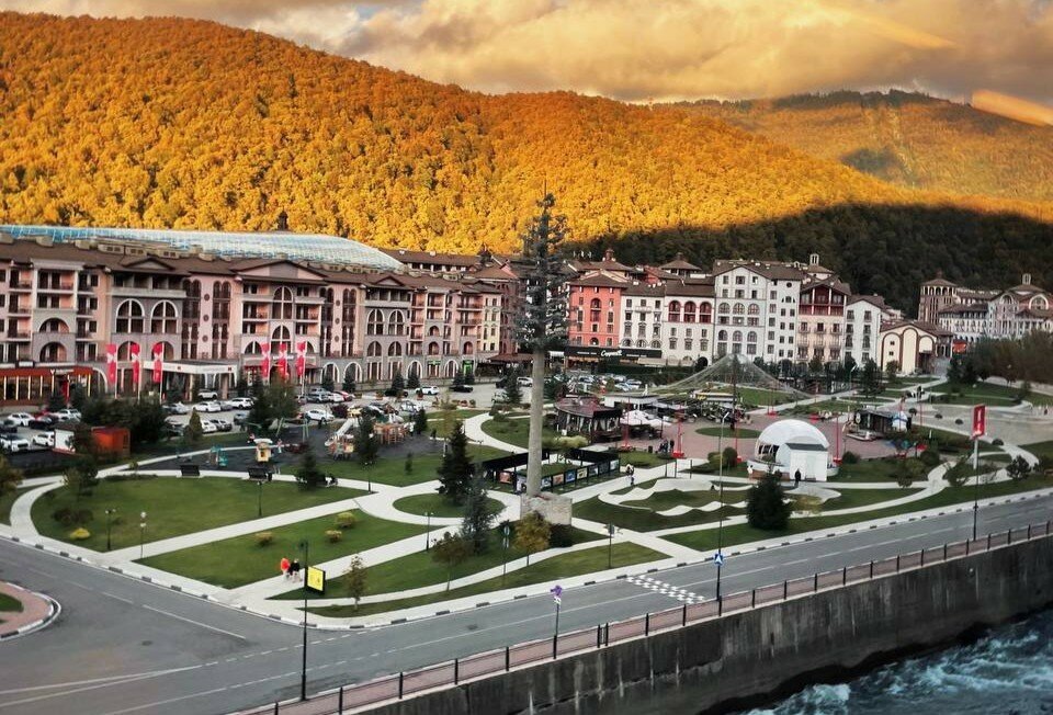 Вид из «Ласточки» на курортный комплекс Красная Поляна