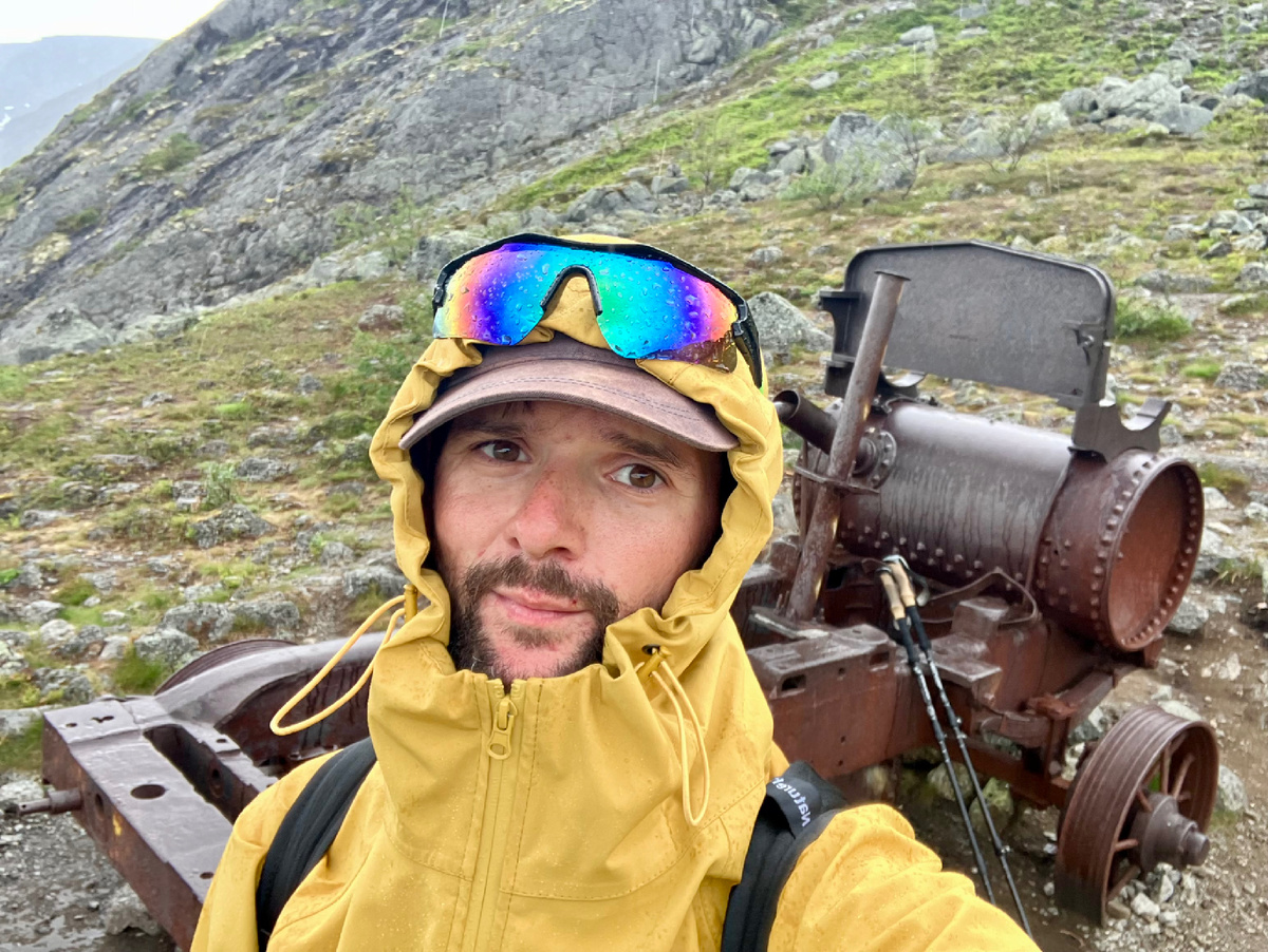 Упреждая вопрос - зачем очки) Они хорошо защищали глаза от мелкого, секущего в сильном ветре дождя