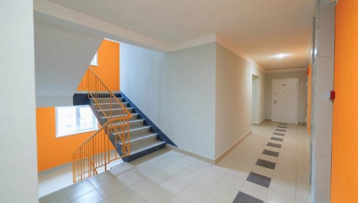 ОДН по электроэнергии - это, как правило, освещение мест общего пользования. Включение в ОДН расхода неплательщиков - это другая тема, больше юридическая