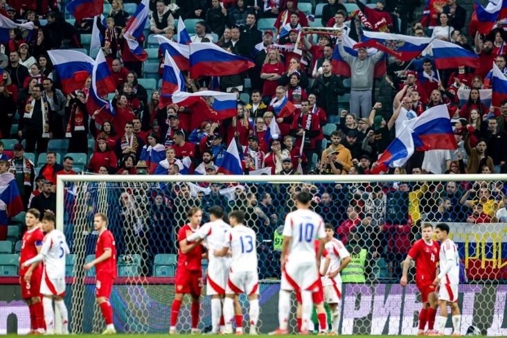 Россияне в красном.  фото: картинки яндекс.