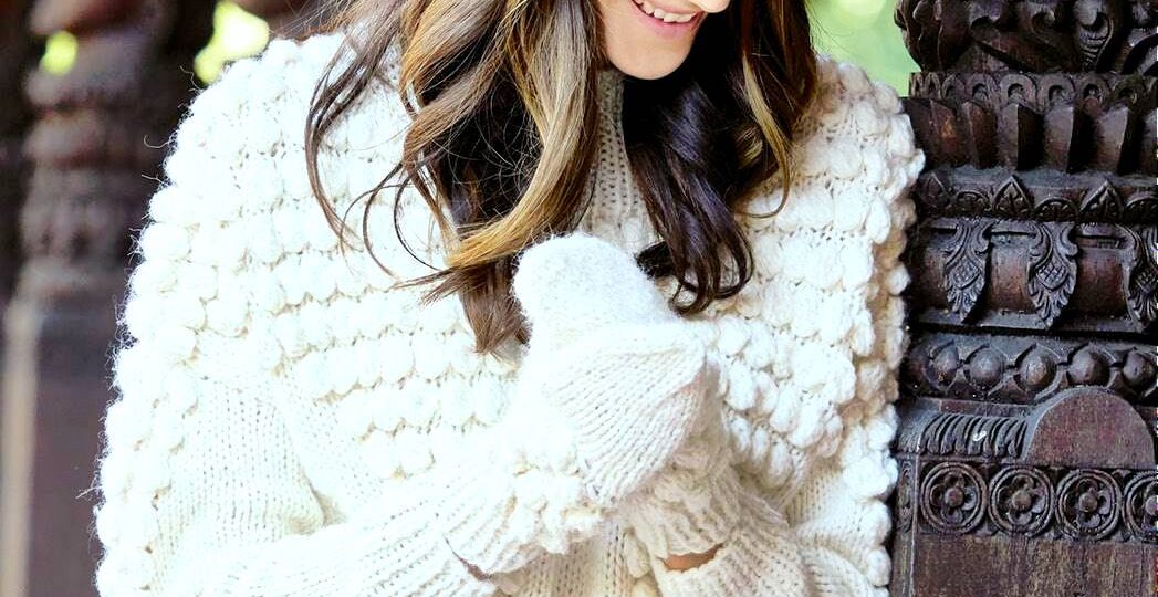 Вяжем зимние комплекты — женские свитеры со снудами, шапками, варежками и шарфами спицами