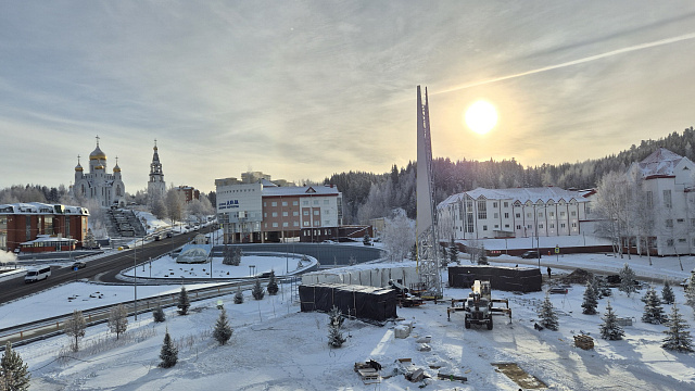   В Ханты-Мансийске под присмотром губернатора устанавливают стелу «Город трудовой доблести»