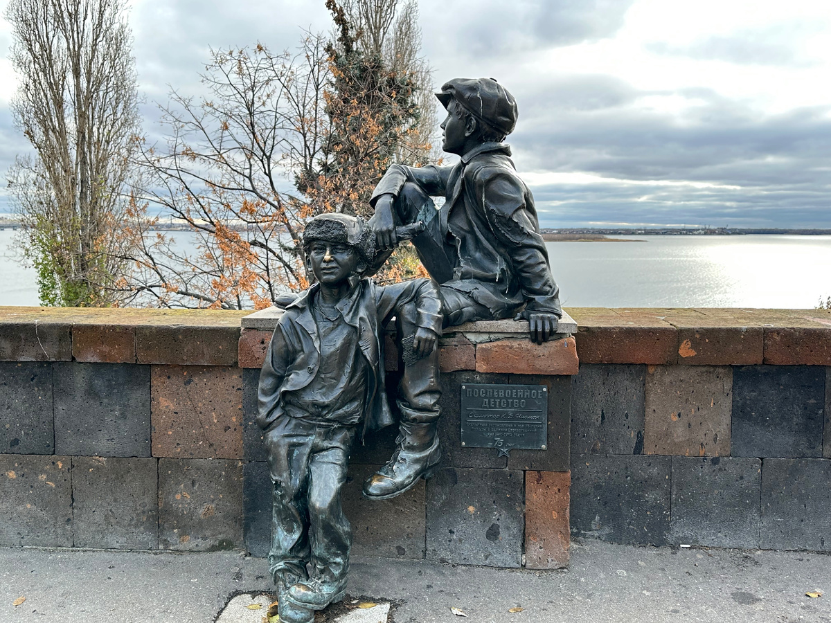 Памятник «Послевоенное детство» в Саратове — это трогательная бронзовая скульптура, расположенная на Набережной Космонавтов, на верхнем ярусе, рядом со спуском с улицы Октябрьской. Он был установлен в декабре 2020 года и стал символом трудного, но светлого детства послевоенных лет.