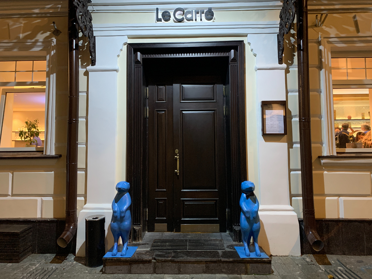 Вход в ресторан Le Carre. Знаменитые фотогеничные синие сурикаты сторожат дверь
