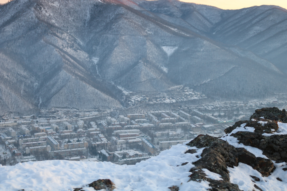 Напротив, через долину, массив горы Солонцовая, отрогом которой является г. Телевизионная, склоны которой на фото выше.