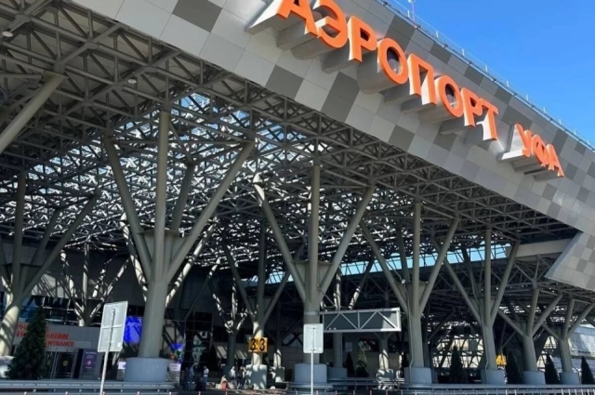    Пьяный мойщик в аэропорту Уфы продырявил самолет стремянкой