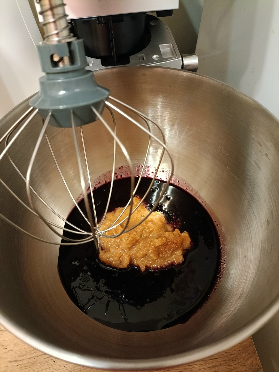 Черничное варенье ( с малым количеством сахара) +немного яблочного пюре ждут желатин в чаше миксера