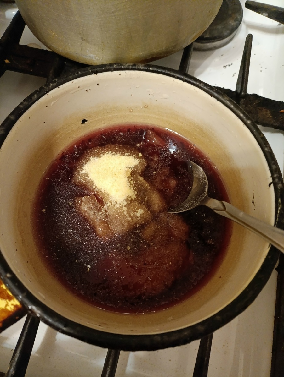 Ополоснув банку после варенья, замачиваю и расстворяю в этой жидкости желатин