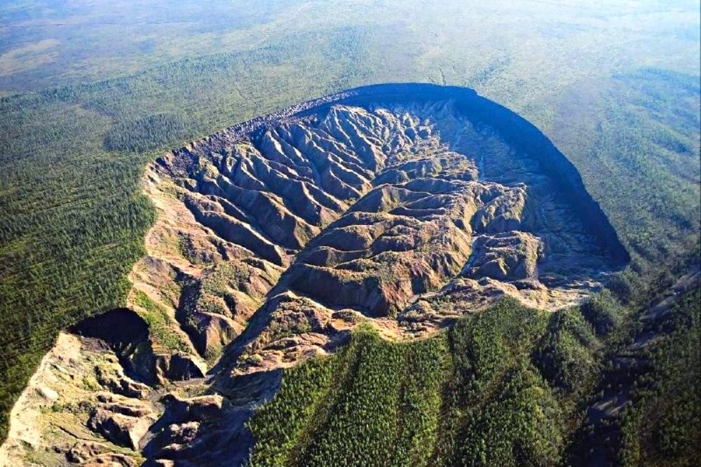  "Батагайский провал с высоты птичьего полёта - самая большая дыра в вечной мерзлоте на планете"