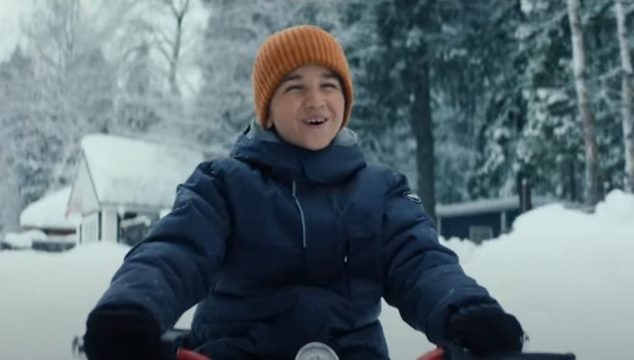 Маленький Илья (Марк Андреасян) накануне падения с электросамоката.