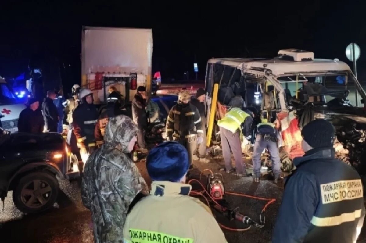    В ДТП пострадали 12 человек и погибли семеро.