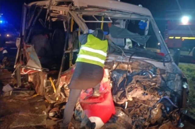    Фото: Поисково-спасательная служба КМО Людей доставали из груды искореженного металла.