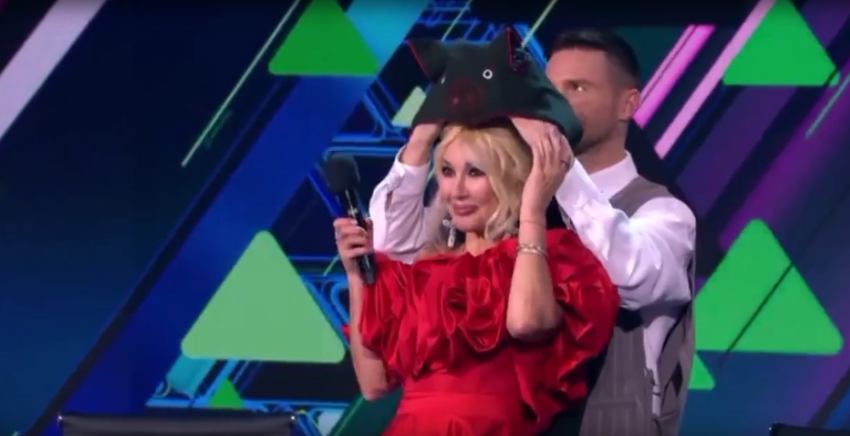 Сергей Лазарев, по-моему, с большим удовольствием помогает Лере Кудрявцевой облачиться в кикимору.)))))