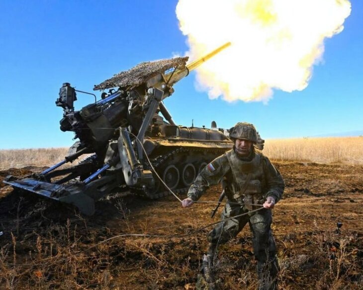     Российские артиллеристы наносят удар по противнику. Источник: t.me/Tristatridzatri.