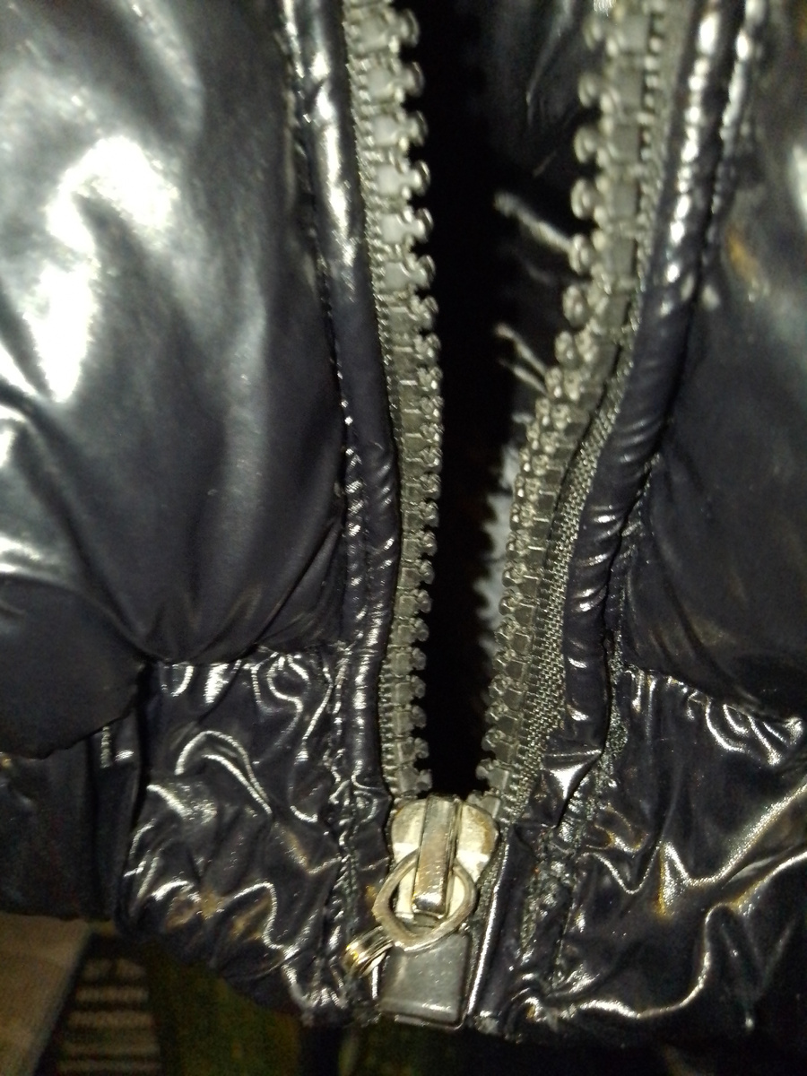 Молния пока рабочая на моей куртке ( ей 6 лет), а у мамы тогда сломалась и я перешивала новую