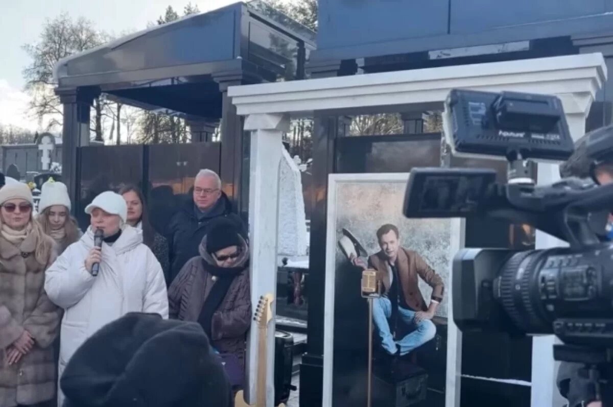    Памятник певцу Лёвкину открыли 16 ноября на Троекуровском кладбище