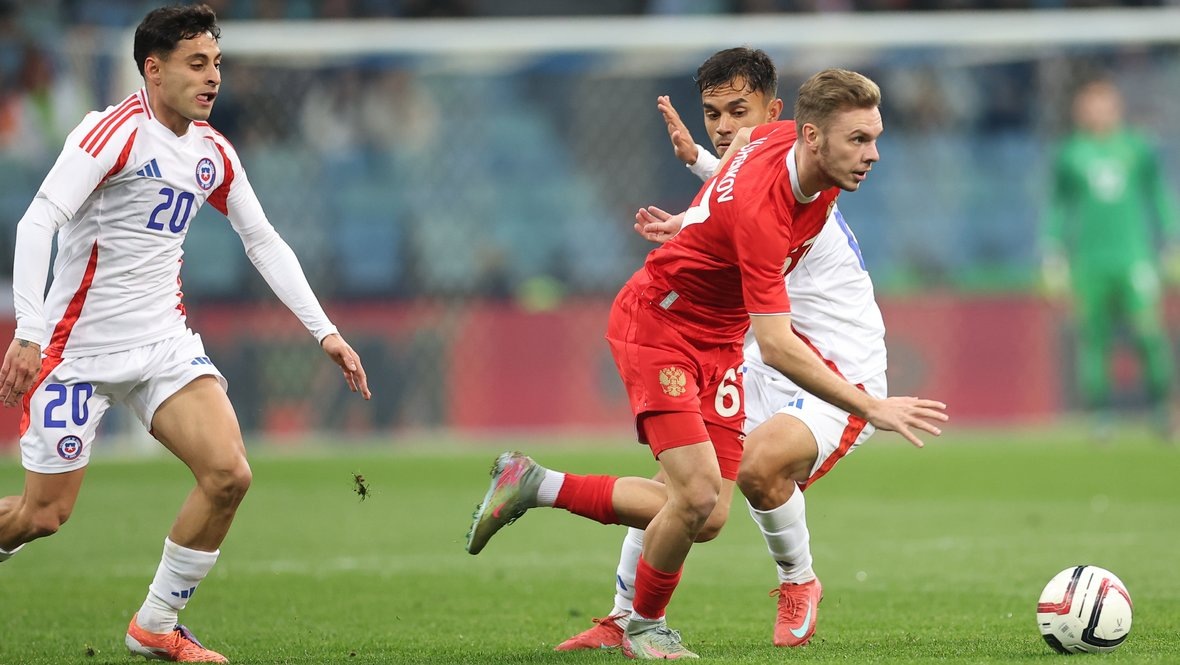    Нападающий сборной России Максим Глушенков в товарищеском матче против Чили (0:2).Александр Федоров