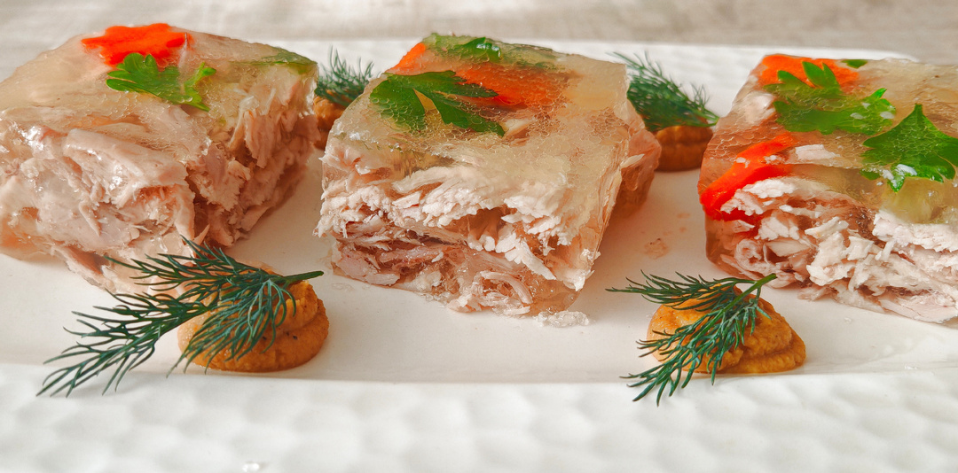 Вместо холодца, очень вкусное заливное из курицы. Готовится на раз, два. Даже не верится, что так просто. Украсит любой праздничный стол