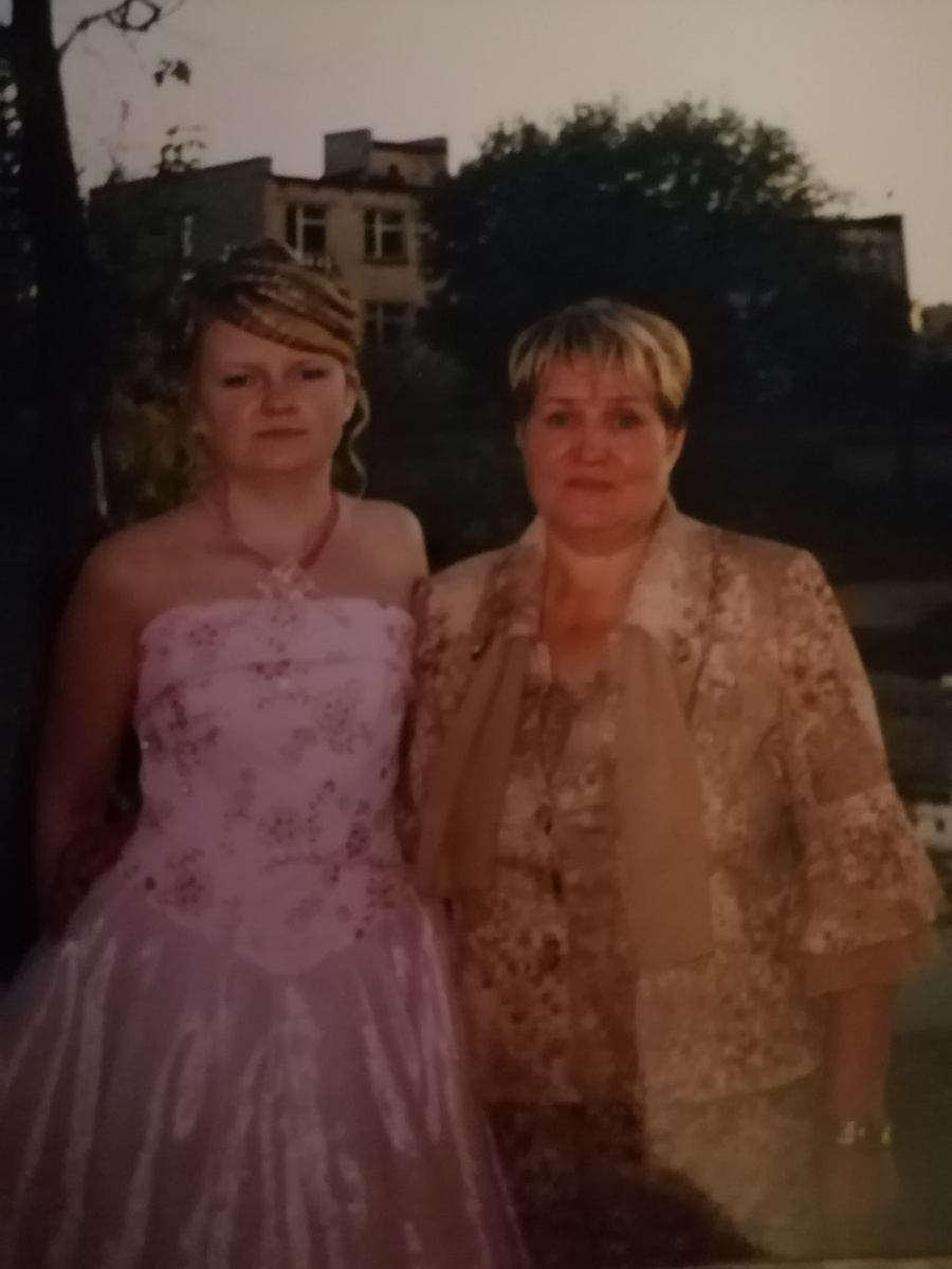 Выпускной 2005 год, я с учителем, мой вес 48кг.