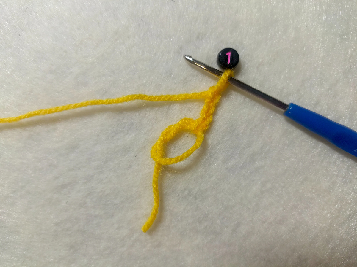 Кольцо амигуруми и 3 воздушные.