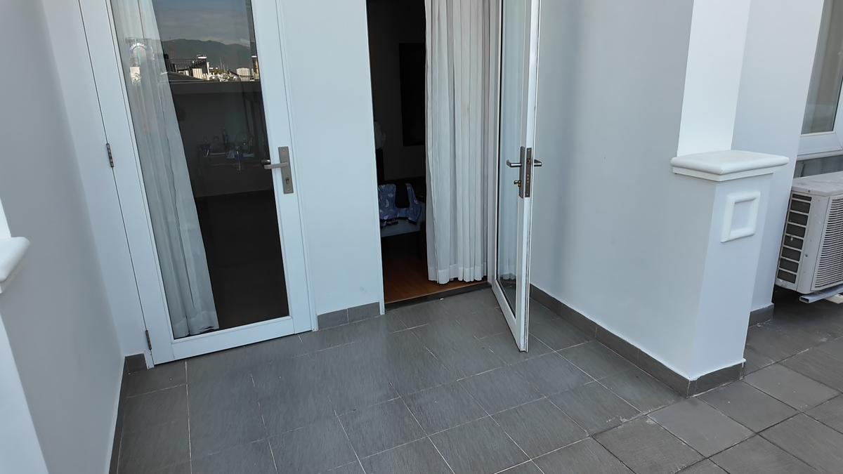 У нас большой балкон, но тоже на два смежных номера, разделенных простой дверью.