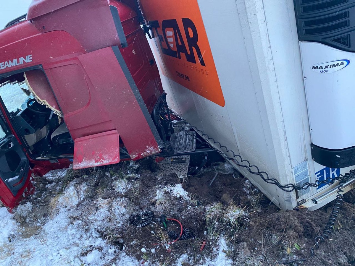    Фура съехала в кювет на трассе «Кола» в Кемском районе© Госкомитет Карелии по безопасности