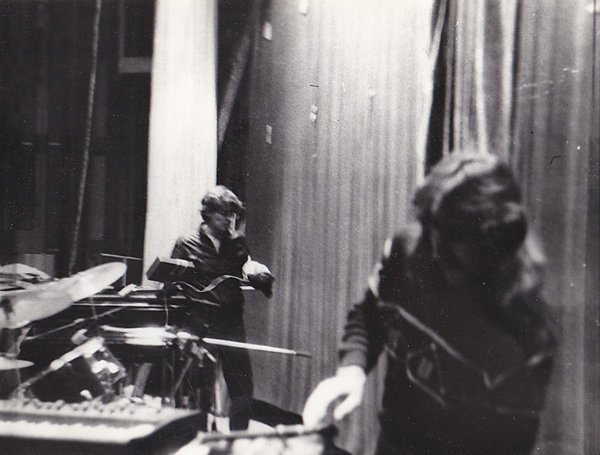 Я и Саша Бондарик проверяем подключения перед началом выступления на фестивале "ТаганРок-88"