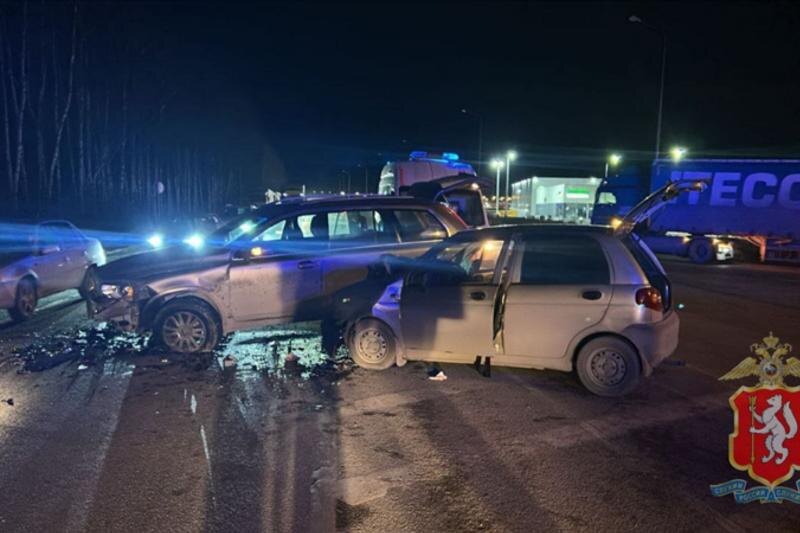    Фото: telegram-канал ГАИ Екатеринбурга / Автомобили на месте ДТП