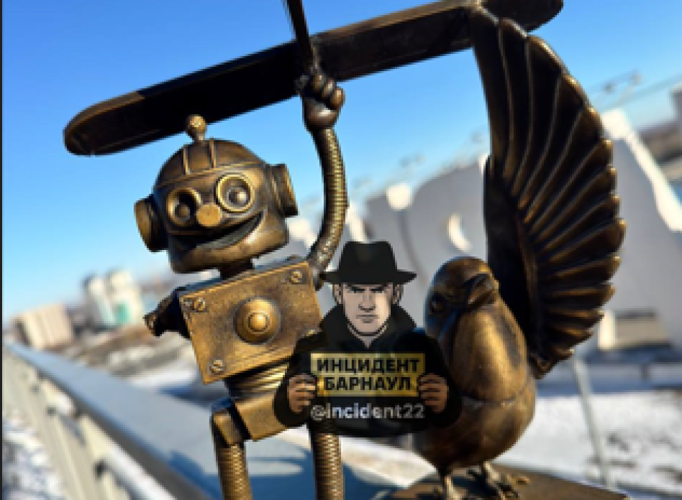    Поврежденный робот в Нагорном парке. Источник: "Инцидент Барнаул"