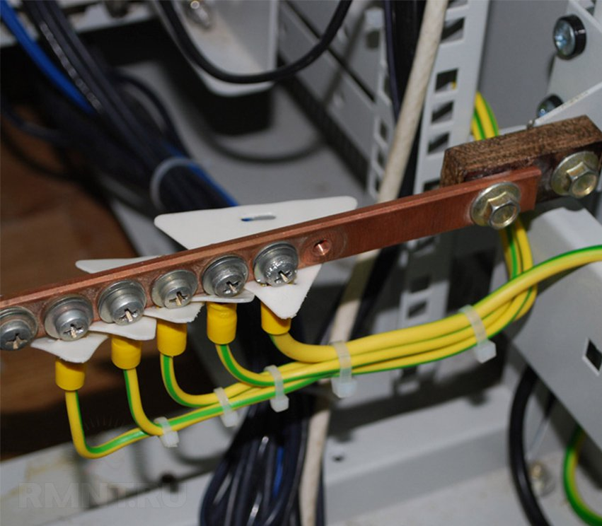 Шина зануления. Клеммная колодка заземления 4мм2. Гзш 1-10. Плинт заземления 2/34. Шина заземления для оборудования.
