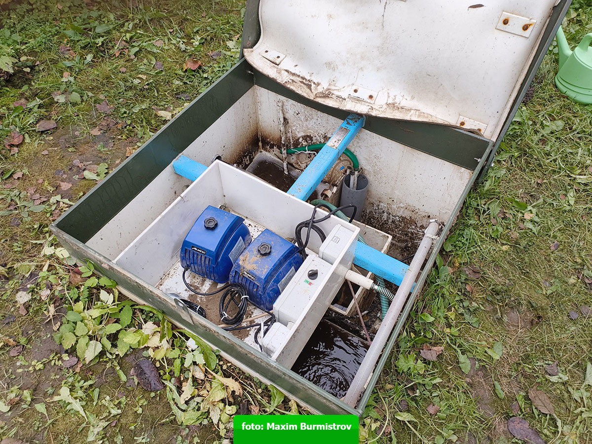 Септик годами не обслуживается, только работает.
