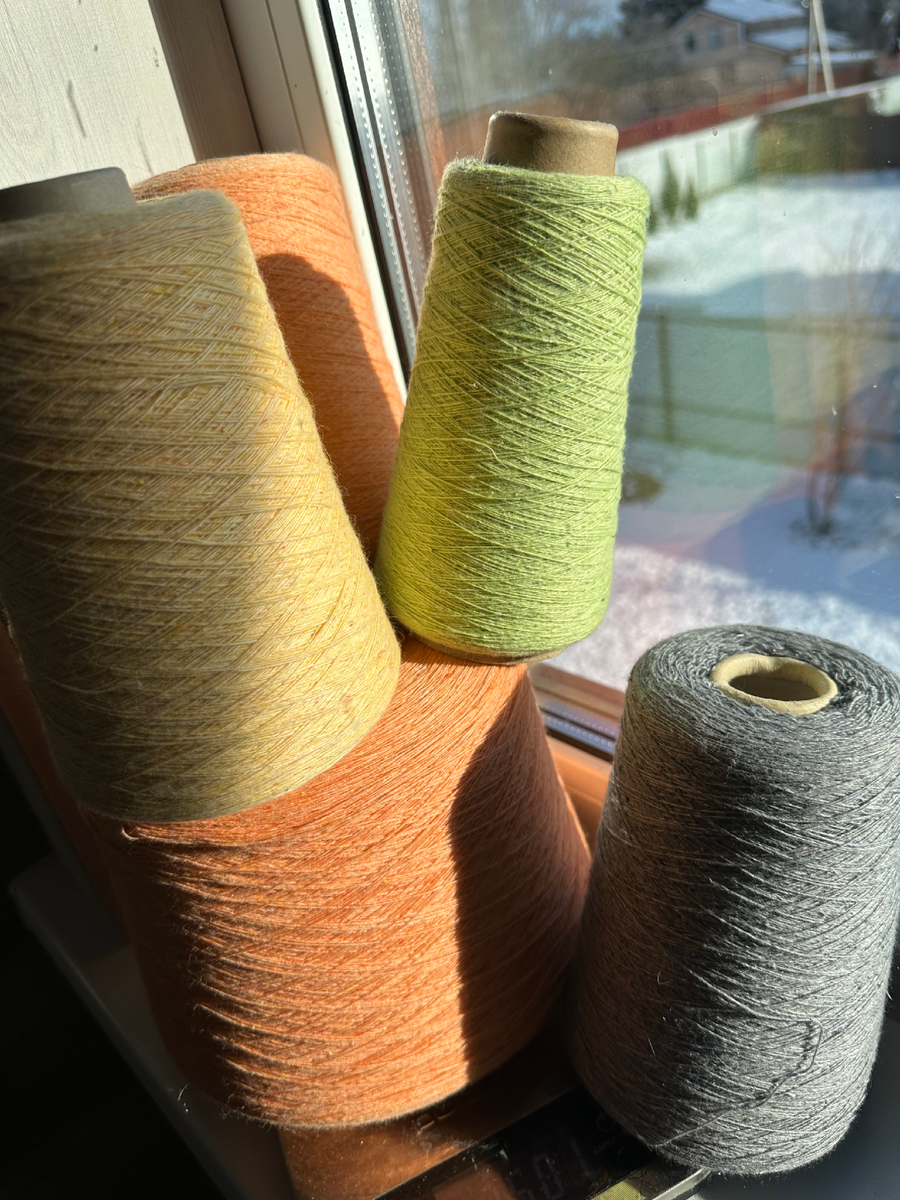 Фотография пряжи на солнышке и без него, особенно со сложными цветами кажется нужно так делать