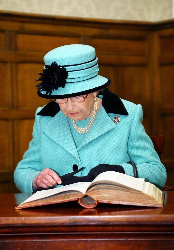 королева Елизавета - вылитая моя бабушка (Царство Небесное обеим!)