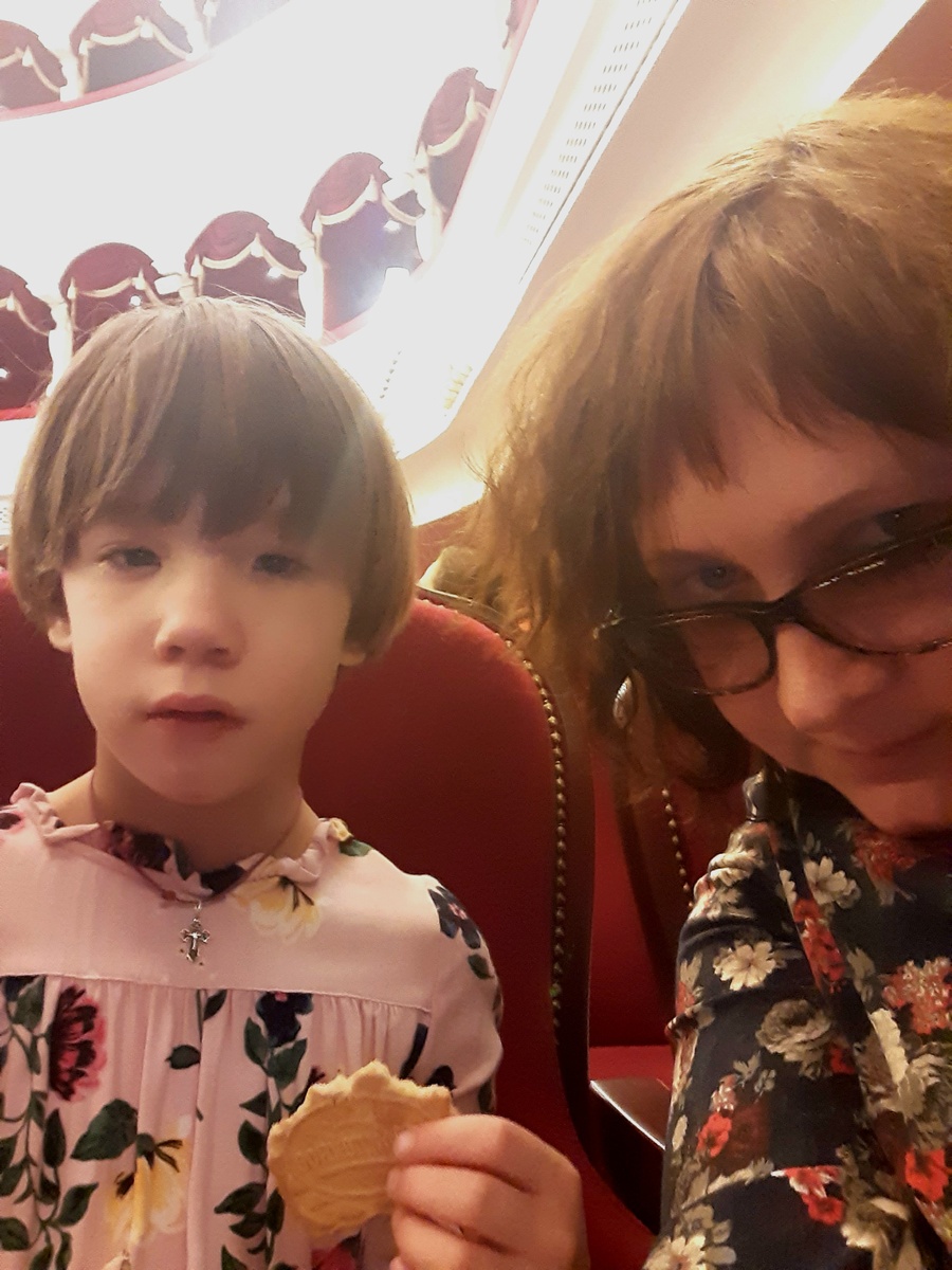 Мы с Надей в начале нашей зрительской карьеры