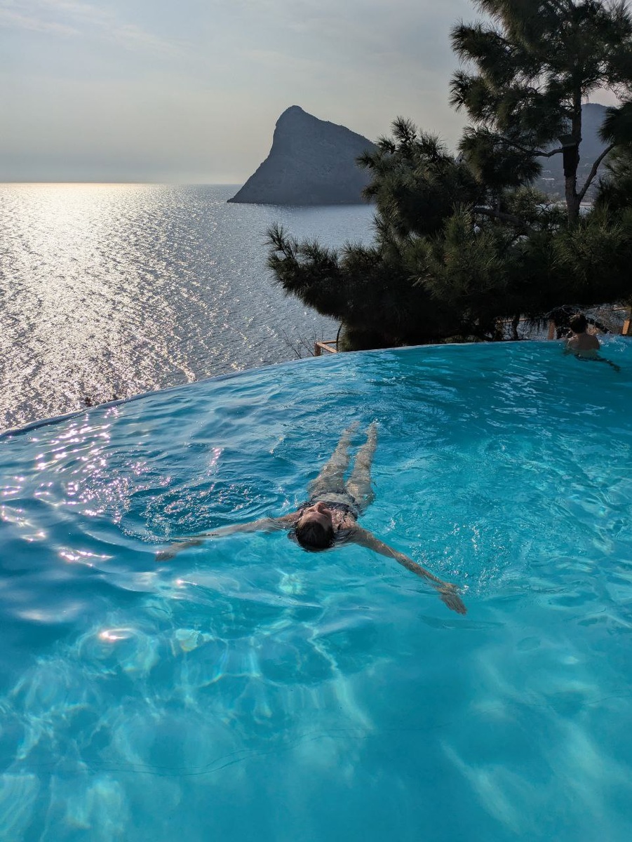 Наши младшенькие неделю назад в Новом Свете. Это Крым. Домик снимали. И там был бассейн с теплой водой под открытым небом. 